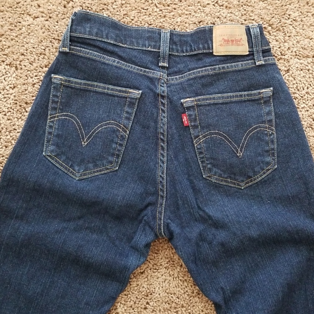 Women's Curvy Cut Levi's Jeans - Picture 4 of 8